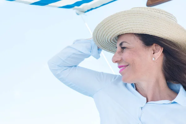 Mooie Middelbare Leeftijd Vrouw Reizen Zeilboot Glimlachend Gelukkig Vol Vertrouwen — Stockfoto
