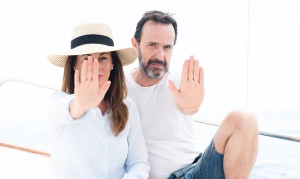 Middelbare Leeftijd Paar Reizen Zeilboot Met Open Hand Doen Stopbord — Stockfoto