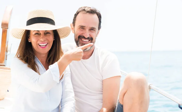 Pareja Mediana Edad Viajando Velero Muy Feliz Señalando Con Mano —  Fotos de Stock