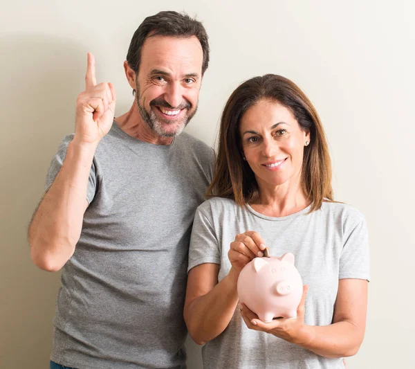 Casal Meia Idade Mulher Homem Segurando Porquinho Banco Surpreso Com — Fotografia de Stock