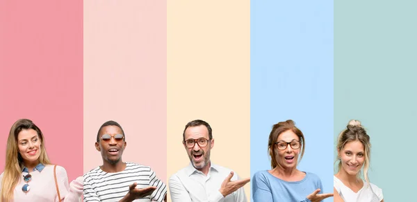 Gemengde Groep Van Mensen Vrouwen Mannen Met Iets Lege Hand — Stockfoto