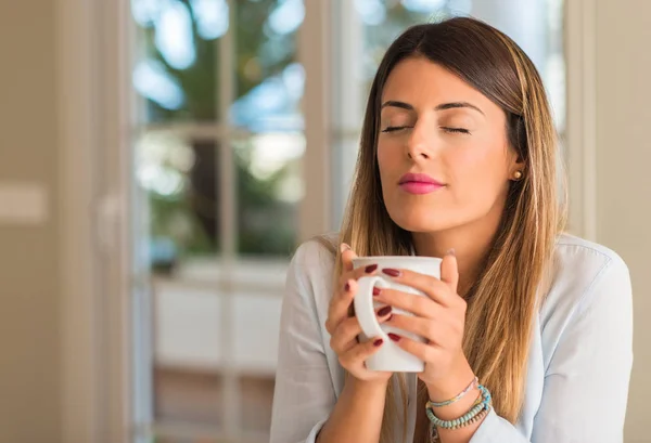 Joven Hermosa Mujer Sonriendo Sosteniendo Una Taza Café Casa Con — Foto de Stock