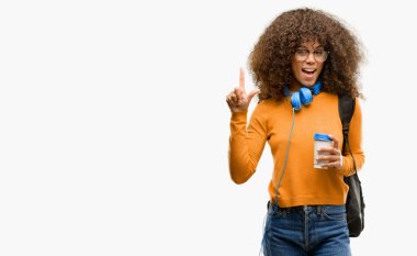Afrika kökenli Amerikalı öğrenci kadın uzak yan parmak ile işaret