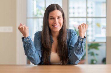 Gurur çığlık ve zafer ve başarı çok kutluyor heyecanlı, genç güzel kadın evde tezahürat duygu