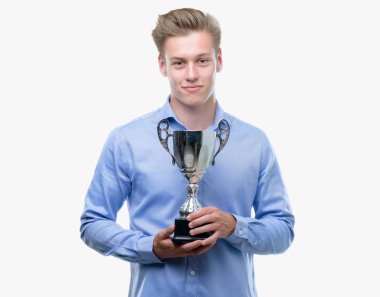 Genç yakışıklı sarışın adam bir kupa kendine güvenen bir ifade ile acımak yüz ciddi düşünüyorum tutarak