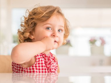 Evde şeker yemek mavi gözlü güzel sarışın çocuğun.