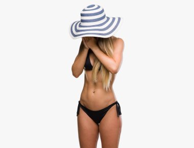Üzgün ifadeyle yüz eller ile ağlayarak süre kapsayan bikini, güneş gözlüğü ve şapka giyen güzel genç kadın. Depresyon kavramı.