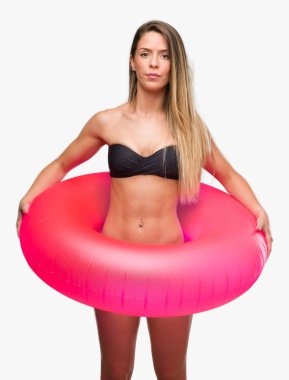 Güzel genç kadın kendine güvenen bir ifade ile pembe float ciddi düşünme acımak yüz tutan bikini