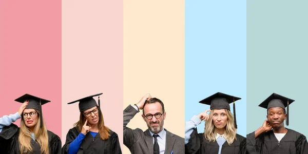 Senior Leraar Met Zijn Afgestudeerde Studenten Betwijfel Expressie Verwarren Vraag — Stockfoto