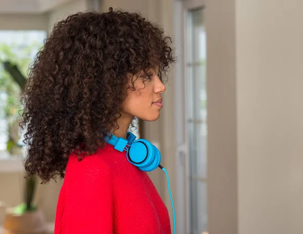 Africano Americano Mulher Usando Fones Ouvido Olhando Para Lado Relaxar — Fotografia de Stock