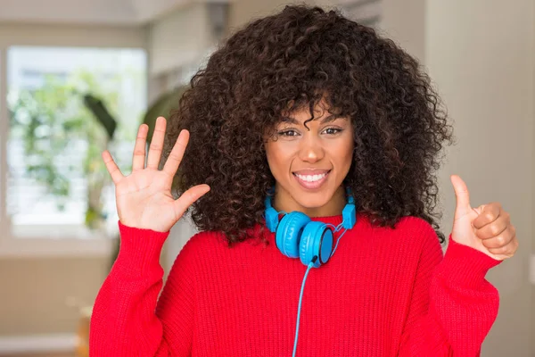 African American Woman Wearing Headphones Showing Pointing Fingers Number Six — Stock Photo, Image