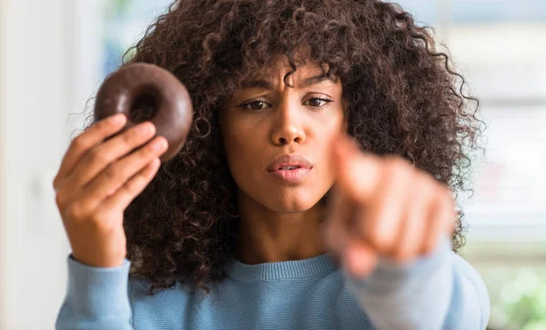 Unga Afroamerikanska Kvinnan Innehav Chocolate Donut Hemma Pekar Med Fingret — Stockfoto