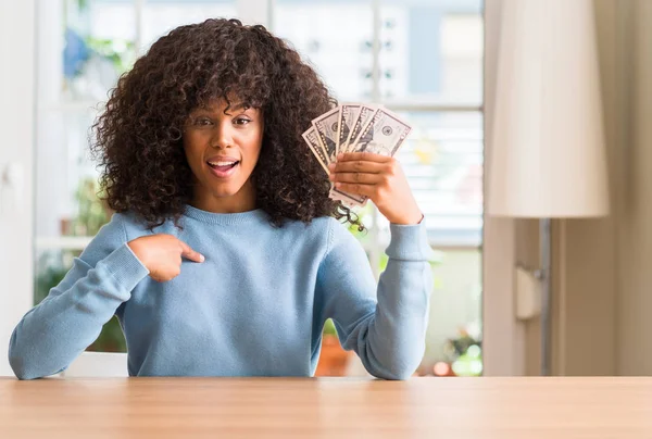 African American Kobieta Trzyma Banknotów Dolara Niespodzianka Twarzy Palcem Wskazującym — Zdjęcie stockowe