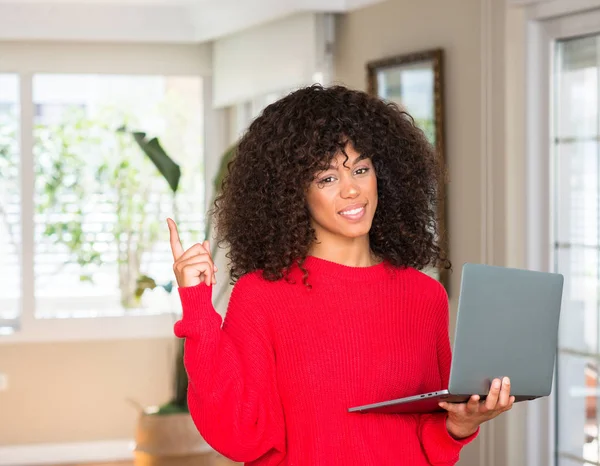 Mujer Afroamericana Pie Usando Computadora Portátil Casa Muy Feliz Señalando — Foto de Stock