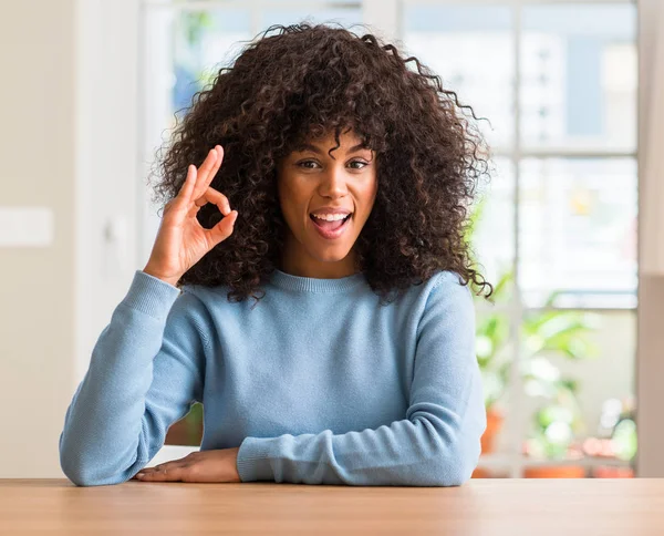 Parmak Ile Işareti Yapıyor Olumlu Gülümseyen Afrikalı Amerikalı Kadın Evde — Stok fotoğraf