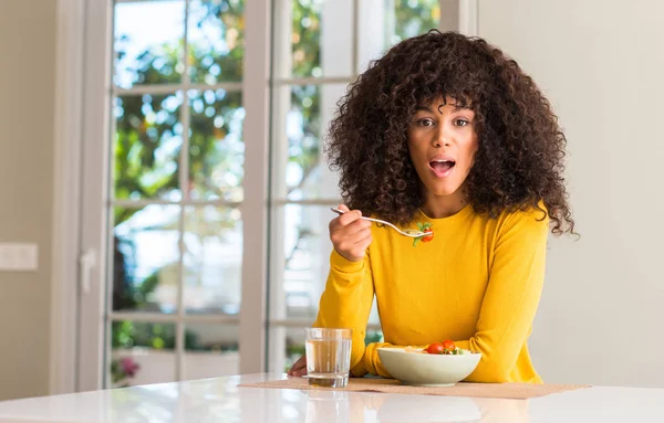 Afroamerikanerin Isst Nudelsalat Erschrocken Mit Einem Überraschungsgesicht Ängstlich Und Aufgeregt — Stockfoto