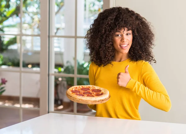 Mujer Afroamericana Dispuesta Comer Sabrosa Pizza Pepperoni Casa Feliz Con —  Fotos de Stock
