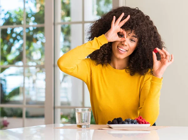 African American Vrouw Frambozen Bosbessen Thuis Eten Met Blij Gezicht — Stockfoto