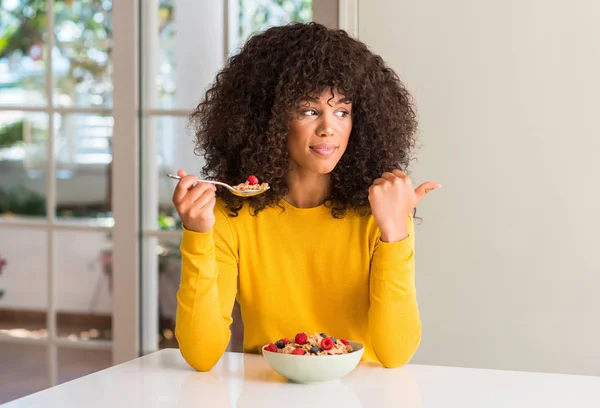 Afrikanisch Amerikanische Frau Isst Getreide Himbeeren Und Blaubeeren Und Zeigt — Stockfoto