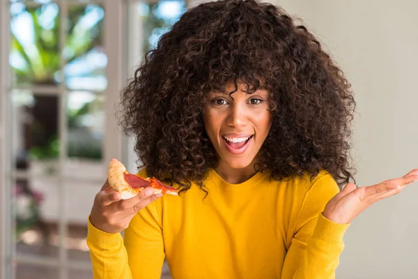 Mujer Afroamericana Dispuesta Comer Pizza Pepperoni Rebanada Muy Feliz Emocionada — Foto de Stock