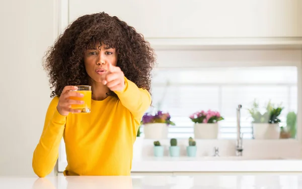 Femme Afro Américaine Buvant Jus Orange Dans Verre Pointant Doigt — Photo