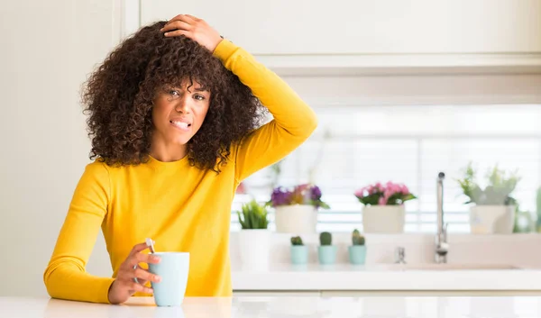 Piękne African American Kobieta Trzymając Kubek Kawy Domu Podkreślił Ręki — Zdjęcie stockowe