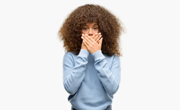 Afrikanisch Amerikanische Frau Trägt Einen Pullover Schockiert Mund Mit Händen — Stockfoto