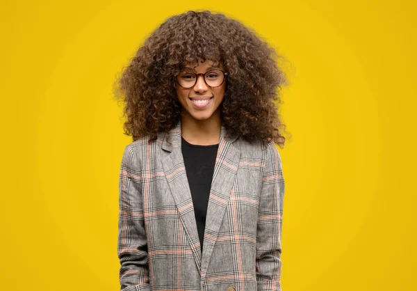 Afroamerikanska Kvinna Som Bär Jacka Med Ett Glatt Ansikte Står — Stockfoto