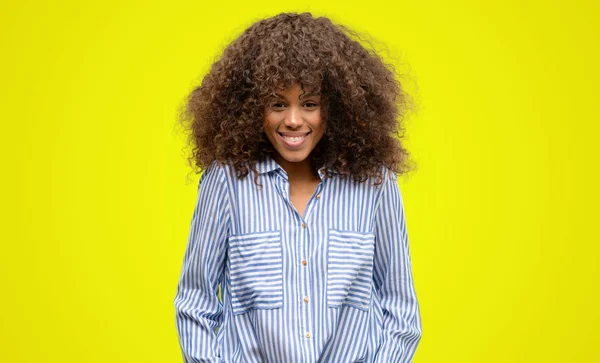 African American Kobieta Koszulkę Paski Szczęśliwy Twarz Stałego Uśmiechając Się — Zdjęcie stockowe
