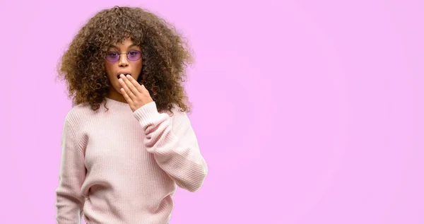 Donna Afroamericana Che Indossa Maglione Rosa Coprire Bocca Con Mano — Foto Stock