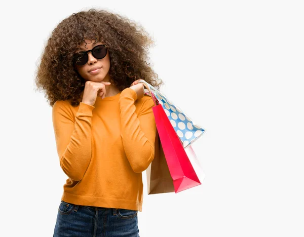 African American Woman Holding Shoppingkassar Allvarligt Ansikte Funderar Frågan Mycket — Stockfoto