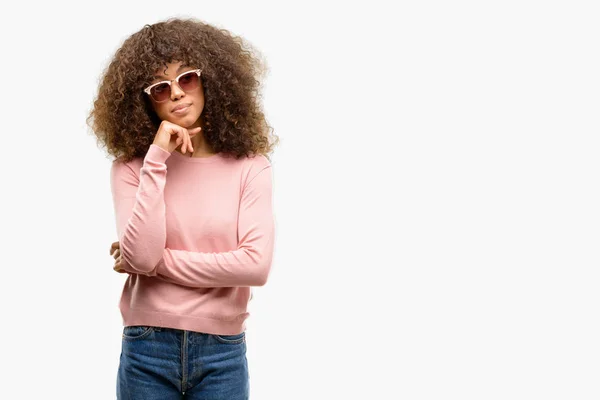 Mujer Afroamericana Con Gafas Sol Rosas Con Mano Barbilla Pensando — Foto de Stock