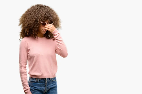 Mujer Afroamericana Con Gafas Sol Rosas Cansada Frotando Nariz Los — Foto de Stock