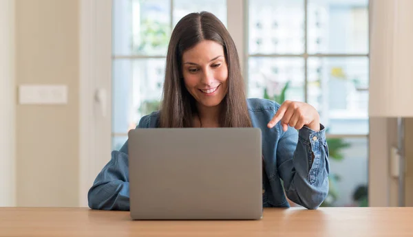 Jovem Mulher Usando Laptop Casa Muito Feliz Apontando Com Mão — Fotografia de Stock