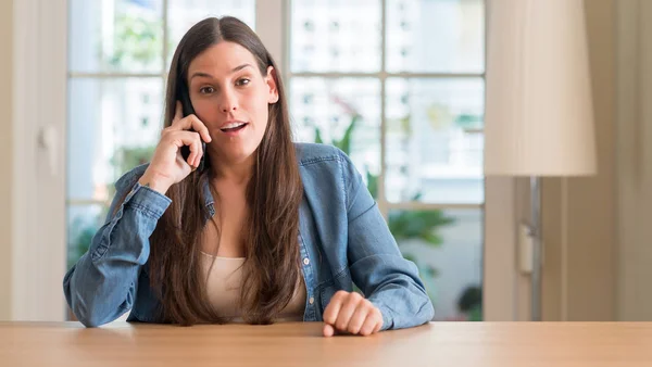 Mujer Joven Usando Teléfono Inteligente Asustado Shock Con Una Cara — Foto de Stock