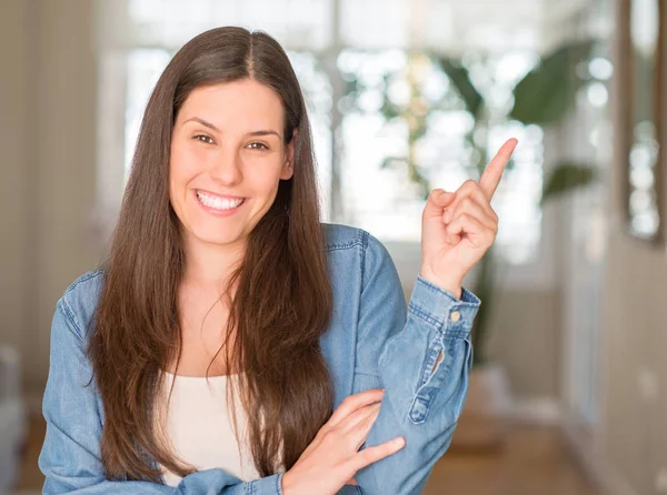 Ev çok mutlu el ve parmak ile tarafına işaret genç güzel kadın