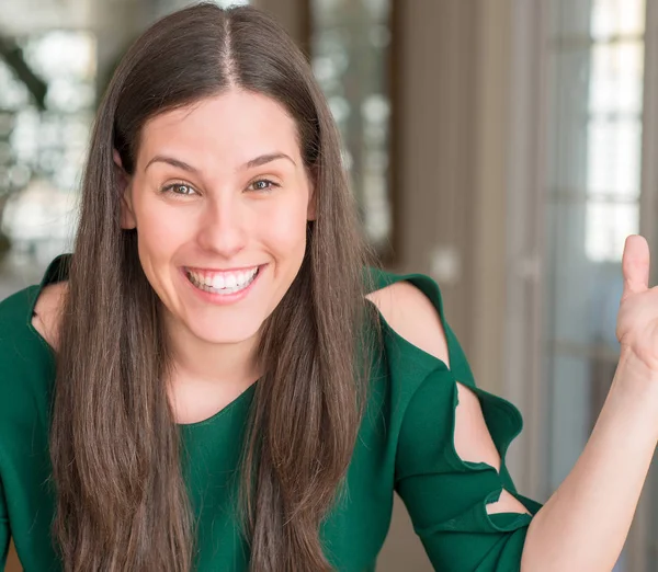 Güzel genç kadın evde çok mutlu ve heyecanlı, kocaman bir gülümseme ile çığlık ve ellerini kaldırdı zaferini kutluyor kazanan ifade