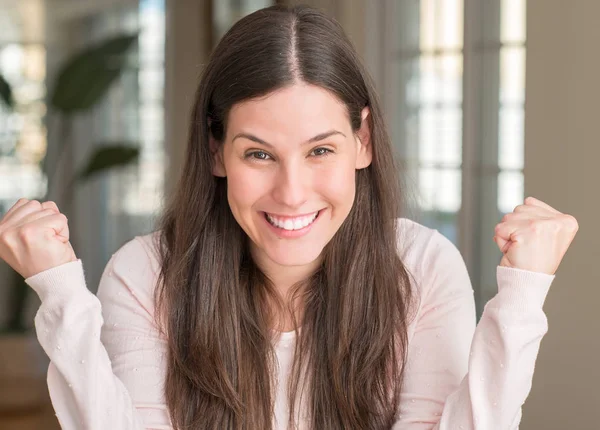 Gurur çığlık ve zafer ve başarı çok kutluyor heyecanlı, genç güzel kadın evde tezahürat duygu