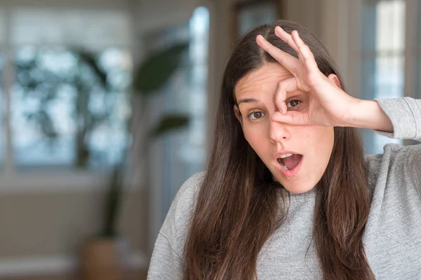 Giovane Bella Donna Casa Facendo Gesto Scioccato Con Faccia Sorpresa — Foto Stock