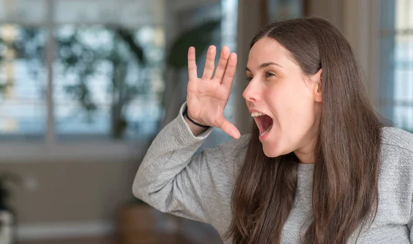 Young Beautiful Woman Home Shouting Screaming Loud Side Hand Mouth — Stock Photo, Image