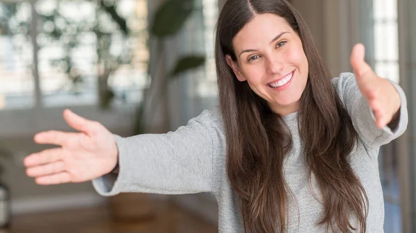 Young Beautiful Woman Home Looking Camera Smiling Open Arms Hug — Stock Photo, Image