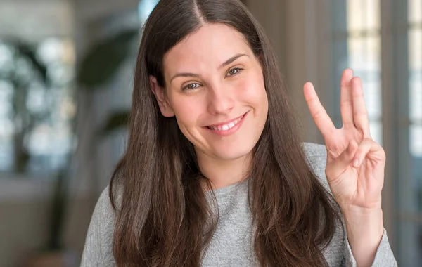 Jovem Mulher Bonita Casa Mostrando Apontando Para Cima Com Dedos — Fotografia de Stock