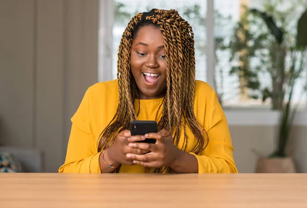 Αφρικανική Αμερικανική Γυναίκα Χρησιμοποιώντας Smartphone Φοβισμένος Κατάσταση Σοκ Πρόσωπο Έκπληξη — Φωτογραφία Αρχείου