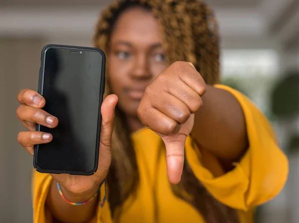 Afrikanerin Benutzt Smartphone Mit Wütendem Gesicht Negatives Zeichen Für Abneigung — Stockfoto