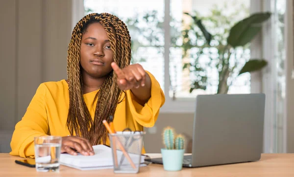 Africano Americano Mulher Estudando Com Laptop Apontando Com Dedo Para — Fotografia de Stock