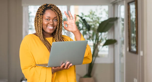 Mulher Afro Americana Com Laptop Fazendo Sinal Com Dedos Excelente — Fotografia de Stock