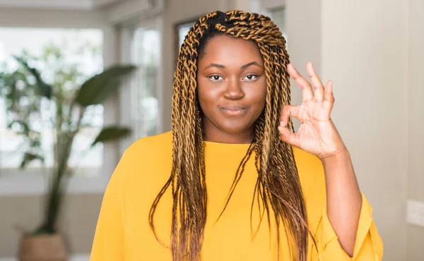 Afrikanisch Amerikanische Frau Hause Macht Zeichen Mit Fingern Ausgezeichnetes Symbol — Stockfoto