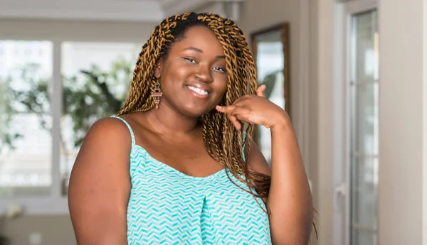 Αφρικανική Αμερικανική Γυναίκα Στο Σπίτι Χαμογελώντας Κάνει Τηλέφωνο Χειρονομία Χέρι — Φωτογραφία Αρχείου