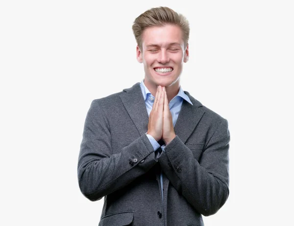 Fiatal Csinos Szőke Üzleti Ember Kolduló Imádkozik Együtt Remény Kifejezés — Stock Fotó