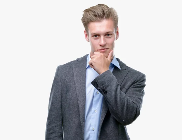 Ung Vacker Blond Business Man Ser Självsäker Kameran Med Leende — Stockfoto